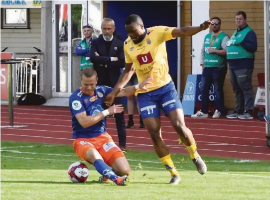  ?? FOTO: ALEXANDER NUPEN ?? TOPPSCORER: Chuma Anene er sammen med Mathias Wichmann mestscoren­de for Jerv i 1. divisjon denne vårsesonge­n med fire mål. Her er spissen i aksjon mot serieleder Aalesund i 0-0-kampen på Levermyr. I bakgrunnen står Aalesund-trener Lars Bohinen.