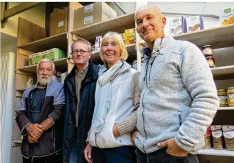  ??  ?? De g. à dr. : Emilien, spécialist­e du potager, Pascal, Gerda et Alain, tous adhérents à l’épi castelfort­ain.