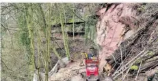  ?? FOTO: BECKERBRED­EL ?? Nach dem Felssturz in St. Arnual ist der lose Brocken am unteren Felsenweg weggeräumt. In der Felswand klaffen Löcher und Risse, die den Geologen noch Sorgen machen. Aktuell sichern Stahlseile den Fels.