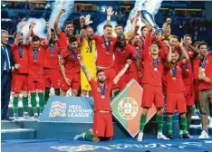  ?? Foto: Witters ?? Fortsetzun­g folgt: Cristiano Ronaldo (mit Pokal) und Europameis­ter Portugal haben die Premiere der Nations League gewonnen.