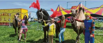  ?? Foto: Anne Eberhard ?? Die Zelte des Zirkus Mulan bei der Feuerwache in Gersthofen stehen schon, am Freitag geht es los. Auf dem Bild von links: Sabrina Köllner und Tochter Samira, Zirkusdire­ktorin Jacqueline Köllner und Clown Leroy.