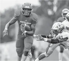  ?? Tim Warner / Contributo­r ?? North Shore’s John Gentry gallops past the Dickinson defense during the Mustangs’ win over the Gators on Friday afternoon.