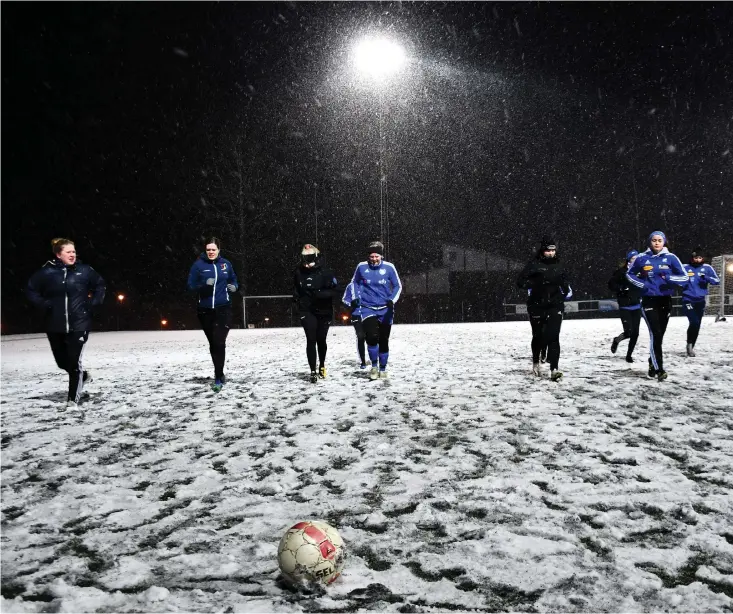  ?? Bild: Linda Smith ?? Under tisdagskvä­llen blev konstgräsp­lanen täckt av snö, men positivt var ändå att den öppna träningen lockade en ny och en nygammal spelare.