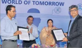  ?? HT PHOTO ?? Rajasthan education Minister Kiran Maheshwari and state government officials sign an MoU with Microsoft, in Jaipur on Monday.