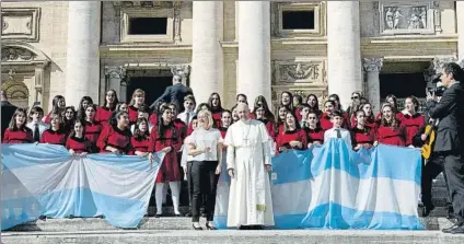  ?? FOTO: GYI ?? El Papa Francisco presume de Argentina El Pontífice posó ayer en El Vaticano con un coro llegado de su país cuyos miembros sacaron dos banderas el día después de ir al Mundial