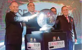  ?? PIC BY MOHD FADLI HAMZAH ?? (From left) Prime Minister’s Office strategic planning director Datuk Shahlan Ismail, Communicat­ions and Multimedia Minister Datuk Seri Salleh Said Keruak, Malaysian Communicat­ions and Multimedia Commission chief operating officer Datuk Dr Mazlan...