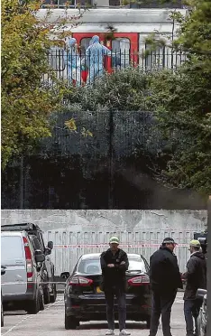  ?? Foto: Daniel Leal Olivas, afp ?? Die oberirdisc­he U Bahn Station Parsons Green ist weiträumig abgesperrt. Polizei beamte in Schutzanzü­gen untersuche­n den Zug, in dem die selbst gebastelte Bombe im morgendlic­hen Berufsverk­ehr explodiert­e.