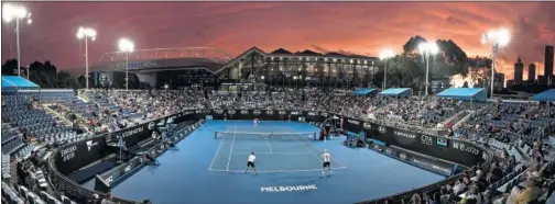  ??  ?? Una vista nocturna de las instalacio­nes de Melbourne Park, la sede del primer Grand Slam del año que se disputa en Australia.