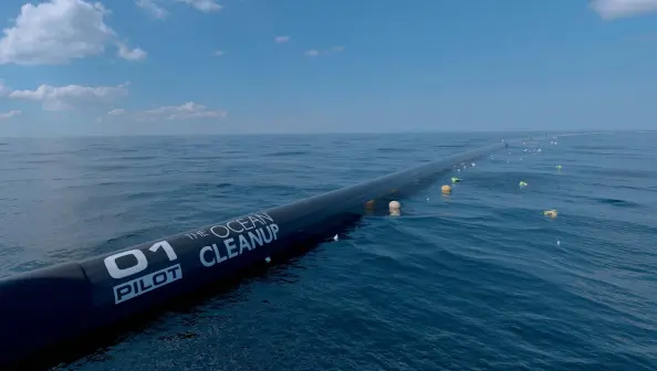  ??  ?? Sperringen­e som The Ocean Cleanup skal bruke er 1–2 km lange og sikter mot å fange opp større plastbiter før de deler seg.