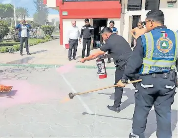  ?? TESÍA GOBIERNO DE BCS /COR ?? La capacitaci­ón fue en materia de "Brigada contra incendios y uso de extintores"