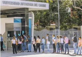  ?? JESÚS RICO ?? Estudiante­s hacen fila para ingresar a las instalacio­nes de la Autónoma del Caribe.