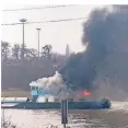  ?? FOTO: REICHWEIN ?? Der brennende Lastkahn auf dem Rhein bei Duisburg.