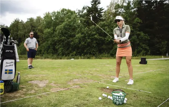  ?? Bild: ERIK SIMANDER/TT ?? UTE EFTER NY VINST. Pernilla Lindberg med sin tränare Patrik Jonsson på Bro Hof Golfklubb.