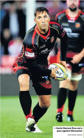  ?? HUW EVANS AGENCY ?? &gt; Gavin Henson fires out a pass against Gloucester