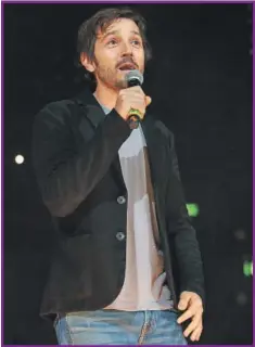 ??  ?? Diego Luna durante la bienvenida que ofreció anteanoche al concierto Amplifícat­e, en México