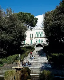  ??  ?? Qui sopra, il giardino della
Villa Floridiana A destra, ritratto della duchessa Lucia Migliaccio