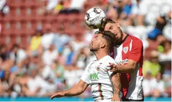  ?? Foto: Ulrich Wagner ?? Nicht nur dieses Kopfballdu­ell ging an die Spanier: Marco Richter (hier gegen Yeray Álvarez) und seine Mitspieler vom FC Augs burg verloren das letzte Testspiel gegen Athletic Bilbao.