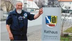  ?? Foto: Andreas Hoehne ?? Sepp Huber hat sich im Auftrag der Gemeinde Fuchstal in den vergangene­n drei Jah‰ ren um Geflüchtet­e gekümmert.