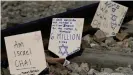  ??  ?? Vor-Corona-Gedenken 2019: Handgeschr­iebene Schilder mit Botschafte­n von Teilnehmer am Marsch der Lebenden