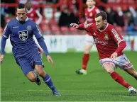  ?? Peter Hilton Photograph­y ?? ●● David Fitzpatric­k keeps close tabs on Wrexham’s Wes York