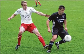  ?? Foto: Dirk Sing ?? Erzielte den einzigen Treffer für den SV Straß im letzten Heimspiel der Kreisliga Saison 2016/2017 gegen den BSV Berg im Gau (links Tobias Mayr): Angreifer Jürgen Koch (rechts).