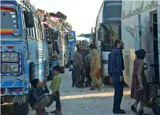  ??  ?? In fuga Ribelli in fuga con le famiglie da Ghouta verso la Turchia (Afp)