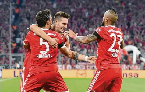  ?? Foto: Lennart Preiss, Witters ?? Neuzugang Niklas Süle (Mitte) erzielte für den FC Bayern den ersten Treffer der Bundesliga Saison. Erste Gratulante­n waren Mats Hummels (links) und Arturo Vidal (rechts). Letztlich besiegten die Münchner die Gäste aus Leverkusen deutlich.