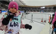  ?? FOTO: PETRA MIETTINEN ?? ■
Alla är vinnare i barnens hippolopp på Olympiasta­dion. Lumi Pekonen från Esbo fick medalj efter ha skidat sitt lopp på 300 meter.