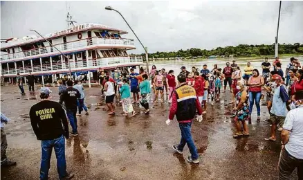  ?? Prefeitura de Carauari/Divulgação ?? Barreira sanitária na chegada de barco de passageiro­s à cidade