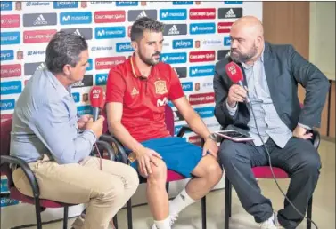  ??  ?? DE MODA. David Villa atendió ayer tras el entrenamie­nto a AS en la Ciudad de Fútbol de Las Rozas.