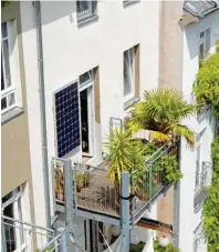  ?? Foto: indielux/dpa-tmn ?? Auch Mieter von Wohnungen haben die Möglichkei­t, Mini-Solarstrom­anlagen auf dem Balkon anzubringe­n.