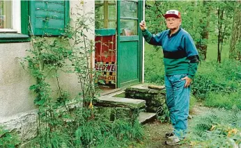  ?? FOTO ČTK ?? V Kersku. Bohumil Hrabal u své chaty ve známé chatové osadě nedaleko Nymburka v roce 1994.