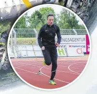  ?? BILD: SASCHA STÜBER ?? Innenraum 1: Dort war am Montagaben­d von 18 bis 19 Uhr eine Gruppe von VfLTrainer Jürgen Wegner aktiv. Hier zieht Michael Hollmann einen Schlitten über die Bahn.