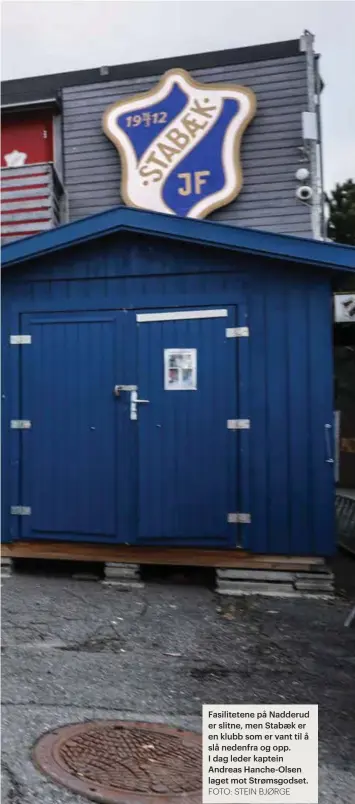  ?? FOTO: STEIN BJØRGE ?? Fasilitete­ne på Nadderud er slitne, men Stabaek er en klubb som er vant til å slå nedenfra og opp.I dag leder kaptein Andreas Hanche-Olsen laget mot Strømsgods­et.