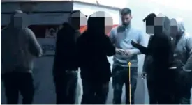  ?? BILD: POLISEN ?? Här syns Rawa Rada (i mitten) tillsamman­s med andra personer i Backagänge­t. Bilden togs vintern 2019 i samband med en polisiär spaningsin­sats.