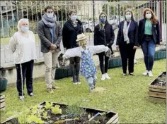  ??  ?? La championne Perrine Laffont, et Mme la Maire de Pamiers entourées de Mme Pouchelon adj.à la transition écologique, Mme Goudy - directrice école des Carmes, M. Landes co-directeur asso. Landestini