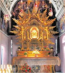  ?? FOTOS: HAF, SJI ?? Im Altar der Gnadenkape­lle der Schönenber­gkirche ist das Gnadenbild normalerwe­ise ausgestell­t.