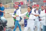  ?? ANIL KUMAR MAURYA/HT ?? ▪ SP workers campaignin­g in Phulpur with both SP and BSP flags.