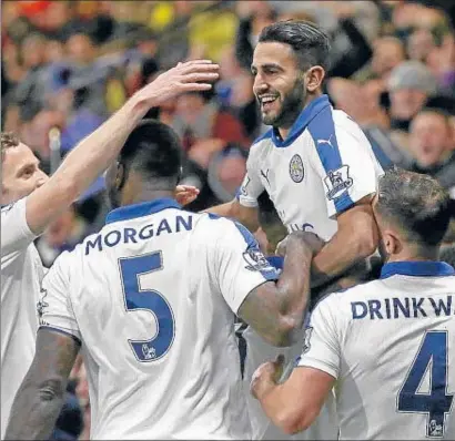  ?? TIM IRELAND / AP ?? Los jugadores del Leicester celebrando el tanto de Mahrez, el pasado sábado en el campo del Watford