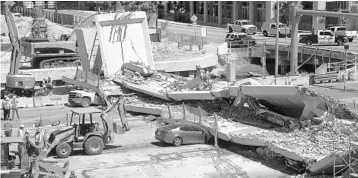  ?? WILFREDO LEE/ASSOCIATED PRESS ?? Authoritie­s continue to look for survivors Friday under a collapsed pedestrian bridge at Florida Internatio­nal University.