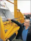  ?? Picture: BRIAN WITBOOI ?? CLEAN-UP: Mayor Athol Trollip at Sanctor Primary School with one of the metro’s new refuse trucks
