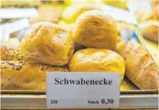  ?? FOTOS: DPA ?? „Schwabenec­ke“in einer Bäckerei im Berliner Stadtteil Prenzlauer Berg. Viele Schwaben zieht es in die Hauptstadt, was sich von Tübingens Oberbürger­meister Boris Palmer nicht sagen lässt.