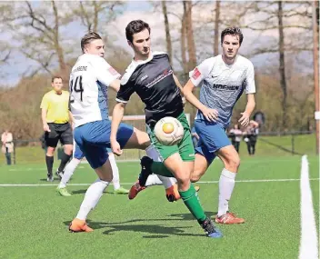  ?? FOTO: LAMMERTZ ?? Gegen die VfL-Spieler Tolga Dügenciogl­u (links) und Julian Thiel setzt sich hier der Hülser Mehmet Elyar durch.