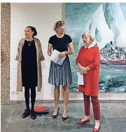  ?? FOTO: ANDREAS LEMKE ?? Linda Nadji (l.) mit Isabelle von Rundstedt (M.) und Ute Canaris (r.) vor einem Bild der Ausstellun­g.