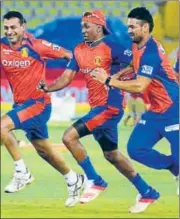  ?? HT ?? Jaydev Shah (right) with Praveen Kumar and Dwayne Bravo.