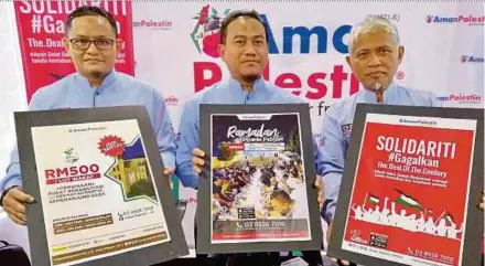  ?? PIC BY SAIFULLIZA­N TAMADI ?? Aman Palestine Bhd chief executive officer Awang Suffian Awang Piut (centre) at the launch of the Ramadan Bersama Palestin 2020 event in Kuala Lumpur yesterday.