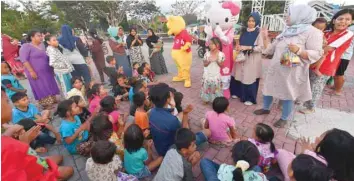  ?? — AFP ?? Indonesian children attend a trauma healing programme at a shelter in Palu.