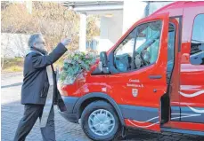  ?? FOTO: ?? Der katholisch­e Pfarrer Martin Rist segnet den Bürgerbus.