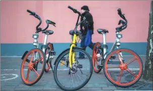  ??  ?? Mobike and Ofo bicycles,