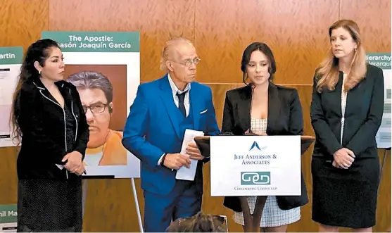  ?? ESPECIAL ?? La denunciant­e y el grupo de abogados que la representa en conferenci­a de prensa en Los Ángeles, California.